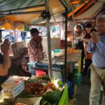 สุเทพฮอต! เดินคารวะแผ่นดินพัทยา แฟนคลับปาใจให้ แนบชิดเซลฟี่ ไม่มีผู้ต่อต้าน