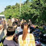 ระทึก! รถตู้รับส่งนักเรียน ยางแตก พุ่งชนเสา เด็กร้องระงม เจ็บระนาวกว่า 20 ราย