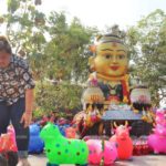 คนมันเฮง! โป๊งเหน่ง เชิญยิ้ม แก้บนตุ๊กตาเด้งดึ๋ง หลังถูกรางวัลอีก 3 ใบ