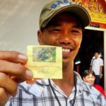ฮือฮาทั้งตำบล!กำนันบวชลูกชาย โปรยทานแจกควาย เขียนข้อความซุกในเหรียญ