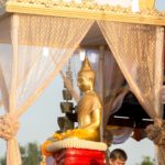 พุทธศาสนิกชนแห่ 'หลวงพ่อโสธร' อัญเชิญลงแม่น้ำบางปะกง ตั้งโต๊ะหมู่สักการะ