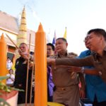 พุทธศาสนิกชนแห่ 'หลวงพ่อโสธร' อัญเชิญลงแม่น้ำบางปะกง ตั้งโต๊ะหมู่สักการะ