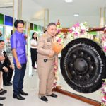 พุทธศาสนิกชนแห่ 'หลวงพ่อโสธร' อัญเชิญลงแม่น้ำบางปะกง ตั้งโต๊ะหมู่สักการะ