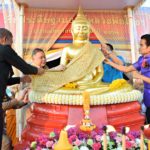 พุทธศาสนิกชนแห่ 'หลวงพ่อโสธร' อัญเชิญลงแม่น้ำบางปะกง ตั้งโต๊ะหมู่สักการะ
