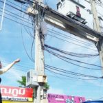สาวพีอาร์สุดแสบร้อน! ประกายไฟตกจากหม้อแปลงใส่หัวเลือดซิบ-ผมหลุดเป็นกระจุก(คลิป)