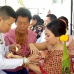 เจ้าบ่าวลูกชาวนา ขี่ควายแห่ขันหมาก เข้าพิธีวิวาห์สาวกบินทร์บุรี (คลิป)