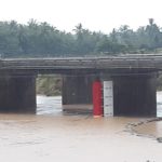 น้ำท่วมบางสะพานลดลง ฝนยังตกต่อเนื่อง ชาวบ้านกังวล น้ำป่ามารอบ 3