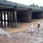 น้ำท่วมบางสะพานลดลง ฝนยังตกต่อเนื่อง ชาวบ้านกังวล น้ำป่ามารอบ 3