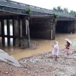 น้ำท่วมบางสะพานลดลง ฝนยังตกต่อเนื่อง ชาวบ้านกังวล น้ำป่ามารอบ 3
