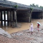 น้ำท่วมบางสะพานลดลง ฝนยังตกต่อเนื่อง ชาวบ้านกังวล น้ำป่ามารอบ 3
