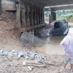 น้ำท่วมบางสะพานลดลง ฝนยังตกต่อเนื่อง ชาวบ้านกังวล น้ำป่ามารอบ 3