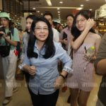 โซเชียลฮือฮา! 'หญิงหน่อย' ควงลูกสาว ลงพื้นที่ประตูน้ำ (ภาพชุด)