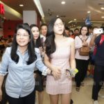 โซเชียลฮือฮา! 'หญิงหน่อย' ควงลูกสาว ลงพื้นที่ประตูน้ำ (ภาพชุด)