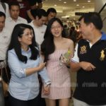 โซเชียลฮือฮา! 'หญิงหน่อย' ควงลูกสาว ลงพื้นที่ประตูน้ำ (ภาพชุด)