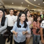 โซเชียลฮือฮา! 'หญิงหน่อย' ควงลูกสาว ลงพื้นที่ประตูน้ำ (ภาพชุด)