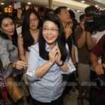 โซเชียลฮือฮา! 'หญิงหน่อย' ควงลูกสาว ลงพื้นที่ประตูน้ำ (ภาพชุด)