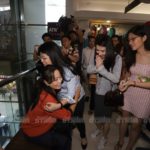 โซเชียลฮือฮา! 'หญิงหน่อย' ควงลูกสาว ลงพื้นที่ประตูน้ำ (ภาพชุด)
