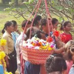 ฮือฮาทั้งตำบล!กำนันบวชลูกชาย โปรยทานแจกควาย เขียนข้อความซุกในเหรียญ