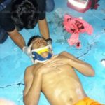 หวิดม้วยคาสนามบอล! เสาไฟรั่วชอร์ตหนุ่ม 16 ปางตาย เพื่อนสุดช็อก(คลิป)