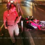 หนุ่มขับบิ๊กไบก์! พุ่งชนราวสะพานข้าม แยกยมราช ไส้ทะลัก-ร่างติดคาขอบสะพาน