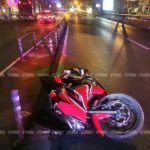 หนุ่มขับบิ๊กไบก์! พุ่งชนราวสะพานข้าม แยกยมราช ไส้ทะลัก-ร่างติดคาขอบสะพาน