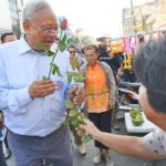 คนชุมพรเป่านกหวีดรับ! ปรับทุกข์ราคายาง สุเทพ ลั่นไม่เห็นด้วย เลื่อนเลือกตั้ง