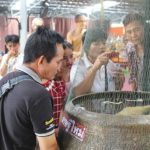 อาศรมฤาษีเณร คึกคัก! แห่ส่องเลขเด็ดอ่างน้ำมนต์ เห็นชัดๆ ลอยเด่นเหนือผิวน้ำ