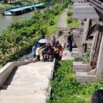 ระทึก!! หนุ่มยืนถ่ายรูป พลาดตกบันไดรถไฟเจ็บหนัก ตรงจุดถ้ำกระแซะ ทางรถไฟมรณะ