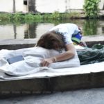 ชาวบ้านปาดน้ำตา! ภาพสลดแม่กอดศพร้องไห้ใจจะขาด ลูกชาย 9 ขวบจมคลองดับ