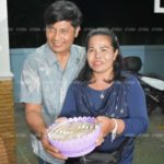 ผัวเมียหวย 90 ล้าน แจกเงินญาติพี่น้อง แฉมีสาวขอส่วนแบ่ง อ้าง เป็นเมียน้อย!