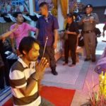 รวบลูกทาสยาบ้า ใช้เขียงทุบหัวพ่อดับ! อ้างพ่อเมาจะทำร้ายแม่ คุมตัวทำแผนวุ่นญาติฮือทำร้าย