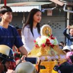 "ณเดชน์" ควง "ญาญ่า" นั่งเกวียนแห่กฐิน ทอดถวายวัดที่ขอนแก่น ได้เงินถึง 4 ล้าน
