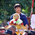 "ณเดชน์" ควง "ญาญ่า" นั่งเกวียนแห่กฐิน ทอดถวายวัดที่ขอนแก่น ได้เงินถึง 4 ล้าน