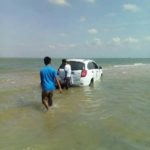 ตะลุยชายหาด หวังโชว์พลังขับเคลื่อนสี่ล้อ สุดท้ายติดดอนทราย น้ำทะเลขึ้นซ้ำ!