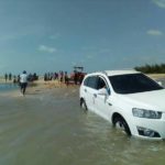 ตะลุยชายหาด หวังโชว์พลังขับเคลื่อนสี่ล้อ สุดท้ายติดดอนทราย น้ำทะเลขึ้นซ้ำ!