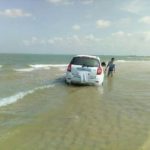 ตะลุยชายหาด หวังโชว์พลังขับเคลื่อนสี่ล้อ สุดท้ายติดดอนทราย น้ำทะเลขึ้นซ้ำ!