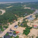 ภาพมุมสูงระทึก น้ำท่วมประจวบฯ บางสะพาน วิกฤตน้ำล้นเมือง ชาวบ้านหนีขึ้นที่สูง (คลิป)