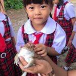 ความรู้นอกห้องเรียน! ทัศนศึกษาการเลี้ยง กบ โซเชียลกดเลิฟ หนูน้อยกับอ๊บตัวนี้