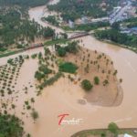 ภาพมุมสูงระทึก น้ำท่วมประจวบฯ บางสะพาน วิกฤตน้ำล้นเมือง ชาวบ้านหนีขึ้นที่สูง (คลิป)