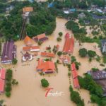 ภาพมุมสูงระทึก น้ำท่วมประจวบฯ บางสะพาน วิกฤตน้ำล้นเมือง ชาวบ้านหนีขึ้นที่สูง (คลิป)