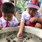 ความรู้นอกห้องเรียน! ทัศนศึกษาการเลี้ยง กบ โซเชียลกดเลิฟ หนูน้อยกับอ๊บตัวนี้
