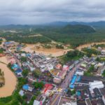 ภาพมุมสูงระทึก น้ำท่วมประจวบฯ บางสะพาน วิกฤตน้ำล้นเมือง ชาวบ้านหนีขึ้นที่สูง (คลิป)