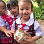 ความรู้นอกห้องเรียน! ทัศนศึกษาการเลี้ยง กบ โซเชียลกดเลิฟ หนูน้อยกับอ๊บตัวนี้