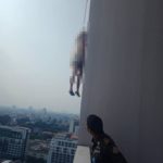 ชาวพัทยาสุดหลอน แชร์ภาพร่างห้อยต่องแต่งบนตึกสูงกลางเมือง!