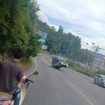 ผวากันทั้งถนน! กระบะบรรทุกเกินพิกัด ล้อหน้าเหินฟ้าไหลลงเขา (คลิป)