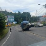 ผวากันทั้งถนน! กระบะบรรทุกเกินพิกัด ล้อหน้าเหินฟ้าไหลลงเขา (คลิป)