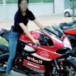 ดราม่าสนั่น! สาวน้อยวัย 15 ขี่ดูคาติ ออกทริปกับพ่อ บิดเกือบ 200 (คลิป)