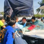 หนุ่มถอยรถมาส่งของวันแรก ชนท้ายบรรทุกพังยับ พุ่งทะลุกระจกร้องให้ช่วย!