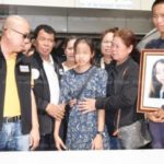 เค้นสอบผัวเหี้ยม! ตร.คุมตัวถึงเมืองกรุง หึงโหดสาดน้ำกรดใส่หน้าฆ่าเมียสาว(คลิป)