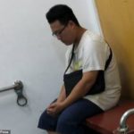 สาวขึ้นลิฟต์เจอหนุ่มอ้าง "แมงมุมติดผม" อาสาเอาออกให้ ก่อนดม-เลียผม (คลิป)